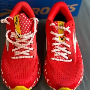 runDisney x Brooks Ghost Max 2 Minnie Mouse, Size 7 Wide- Never worn!!